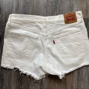 Levi’s 501 Shorts in Off-White- Size 29